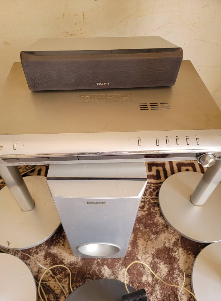 A picture of Sony hometheater 5.0 With 5 small speakers