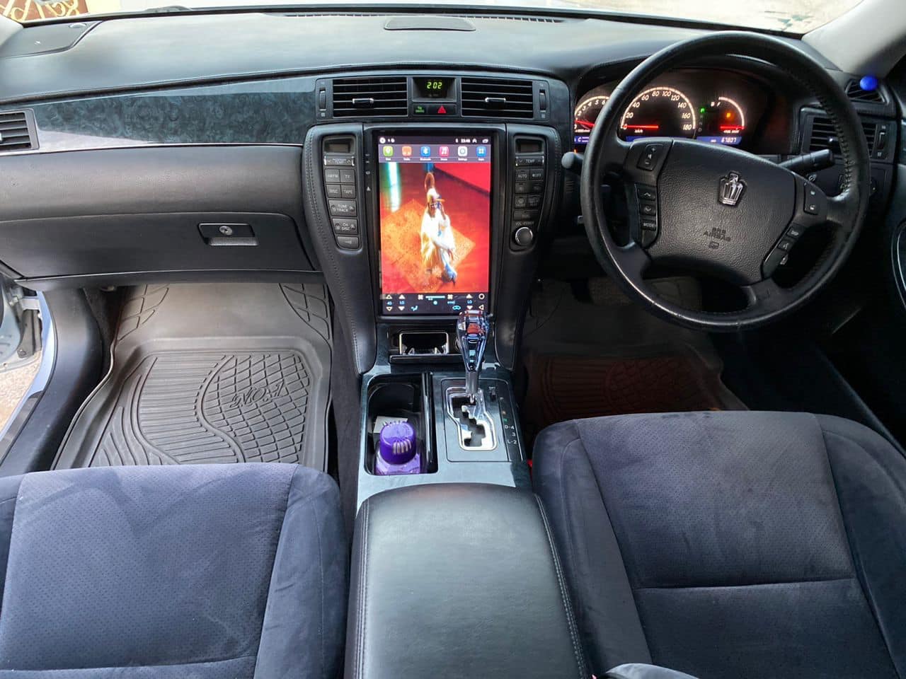 A picture of TOYOTA CROWN