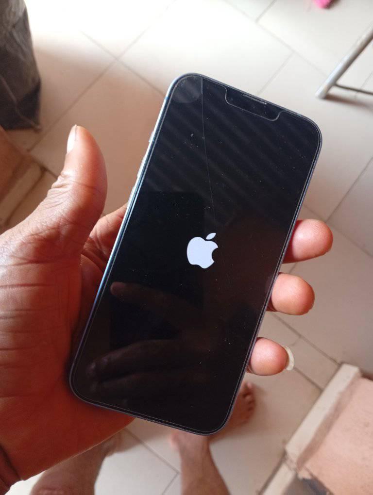 A picture of iPhone 14 but locked in iCloud