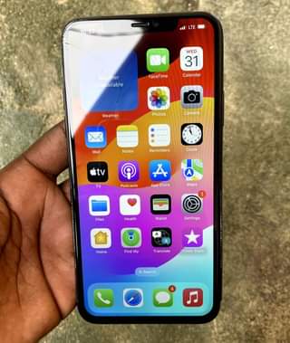 A picture of iPhone 11 pro max 512gb Cracked TzS 599 000