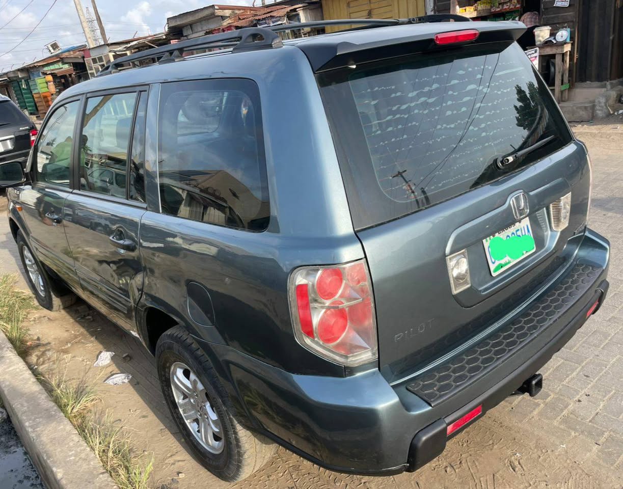 A picture of Honda pilot 2007 model Neatly used Nothing to fix
