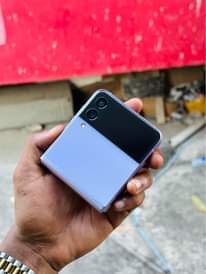 A picture of Samsung Flip 3 5G 128GB Tsh 800 000 Tzs Tupigie