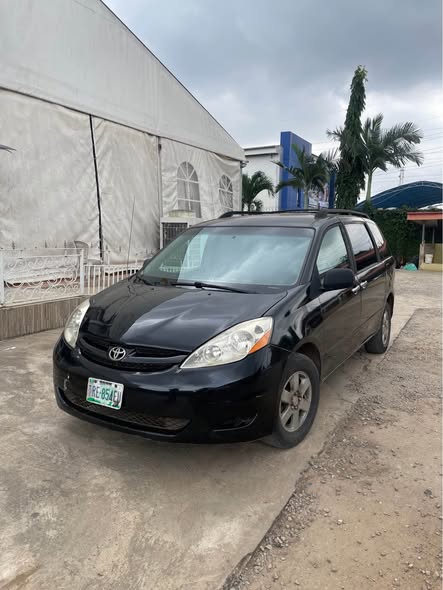A picture of 2009 NIGERIAN USED TOYOTA SIENNA 6 000 000 07015156032 07073606260