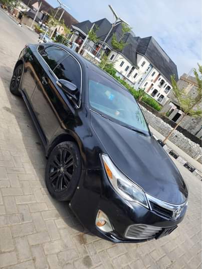 A picture of 2014 Toyota Avalon with silent engine