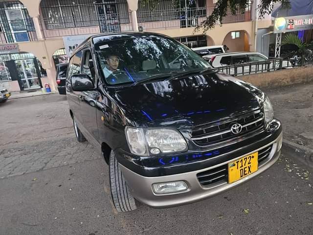 A picture of Price 13 5 ML no 0683800498 Toyota Noah Sr 40