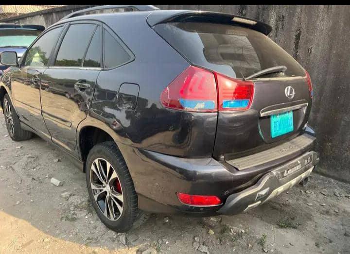 A picture of Lexus Rx 330 07 model
