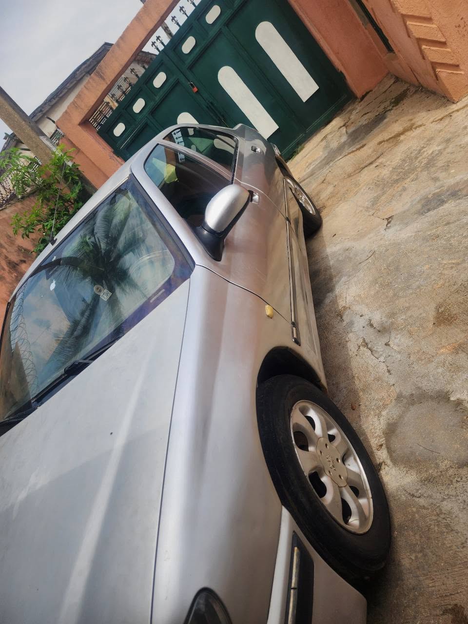 A picture of Peugeot 406