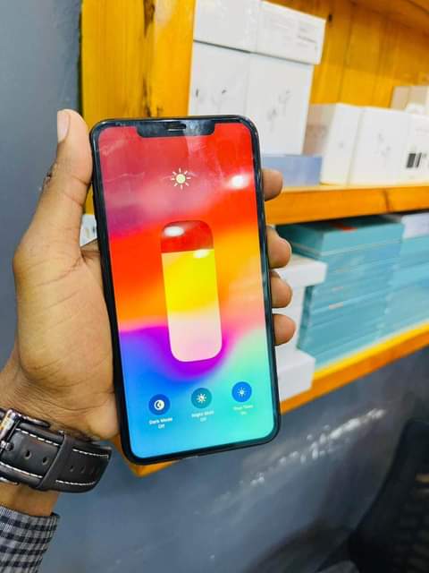 A picture of iphone 11 promax gb 64