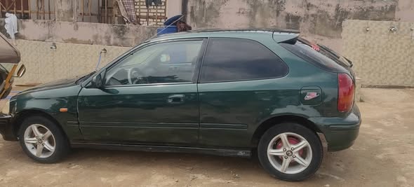 A picture of a very sound Honda Civic automatic with ac