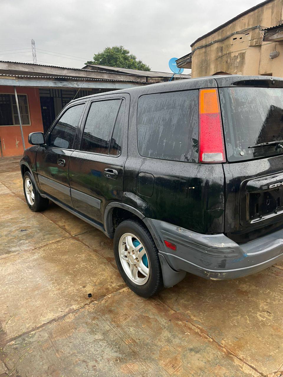 A picture of Good deal sharp clean Naija use honda Crv 2000 .