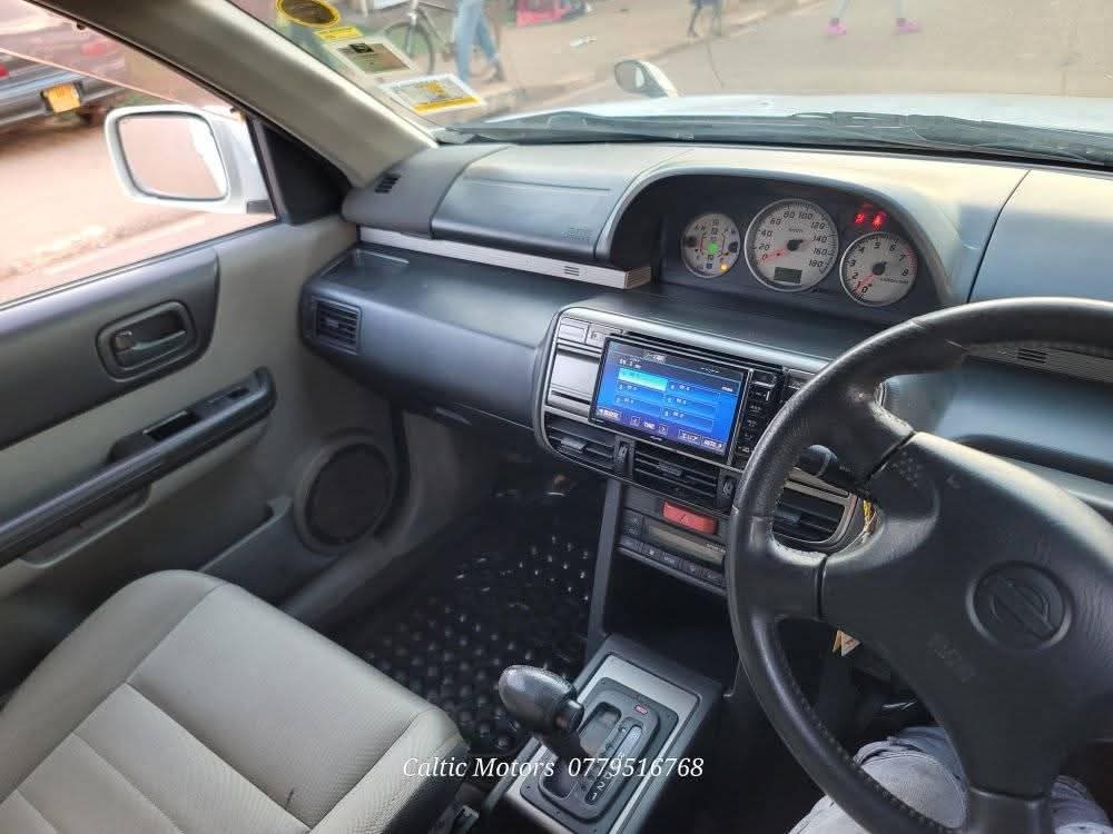 A picture of 2003 XTRAIL suv