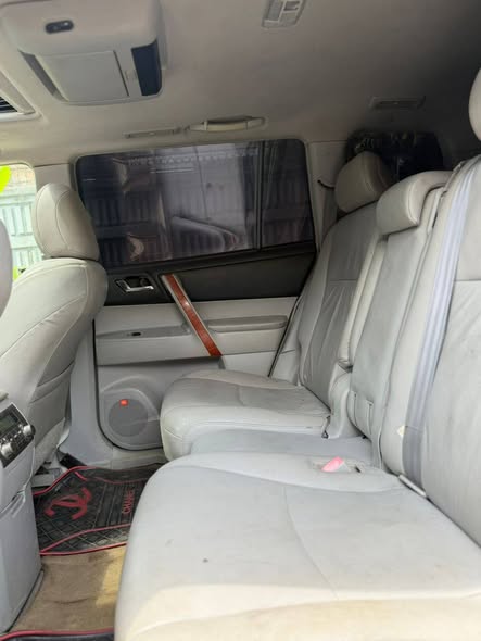 A picture of Well maintained 2010 Toyota Highlander limited edition