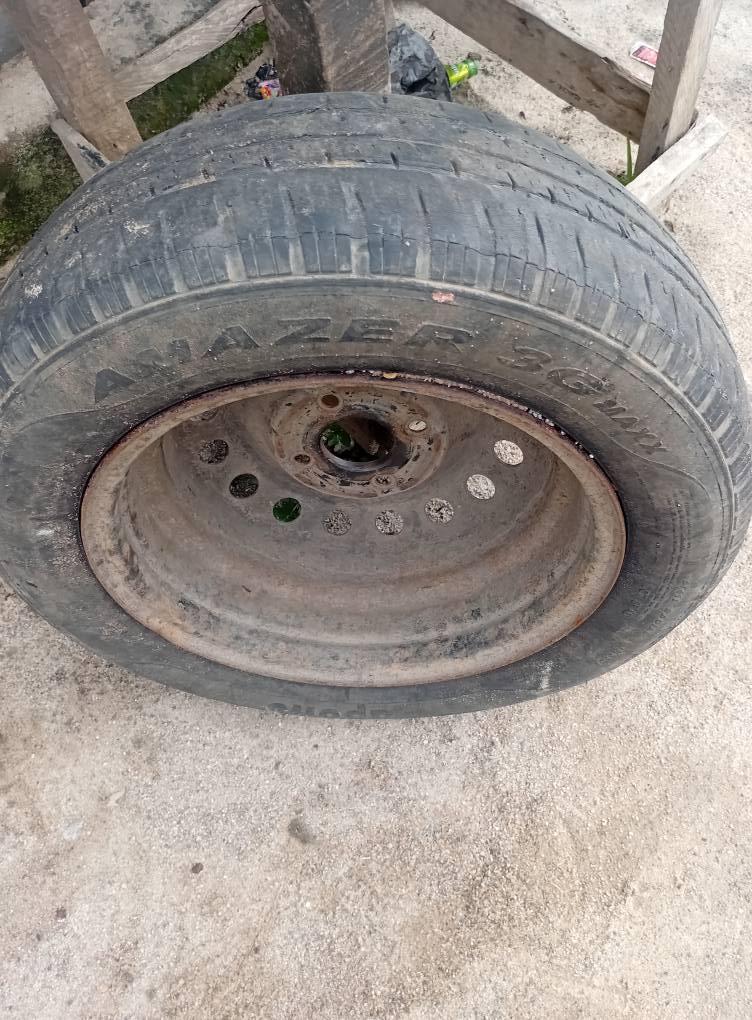 A picture of Used tire 15 Rim