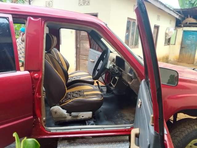 A picture of 2l hilux Gari ipo vizuri safari popote