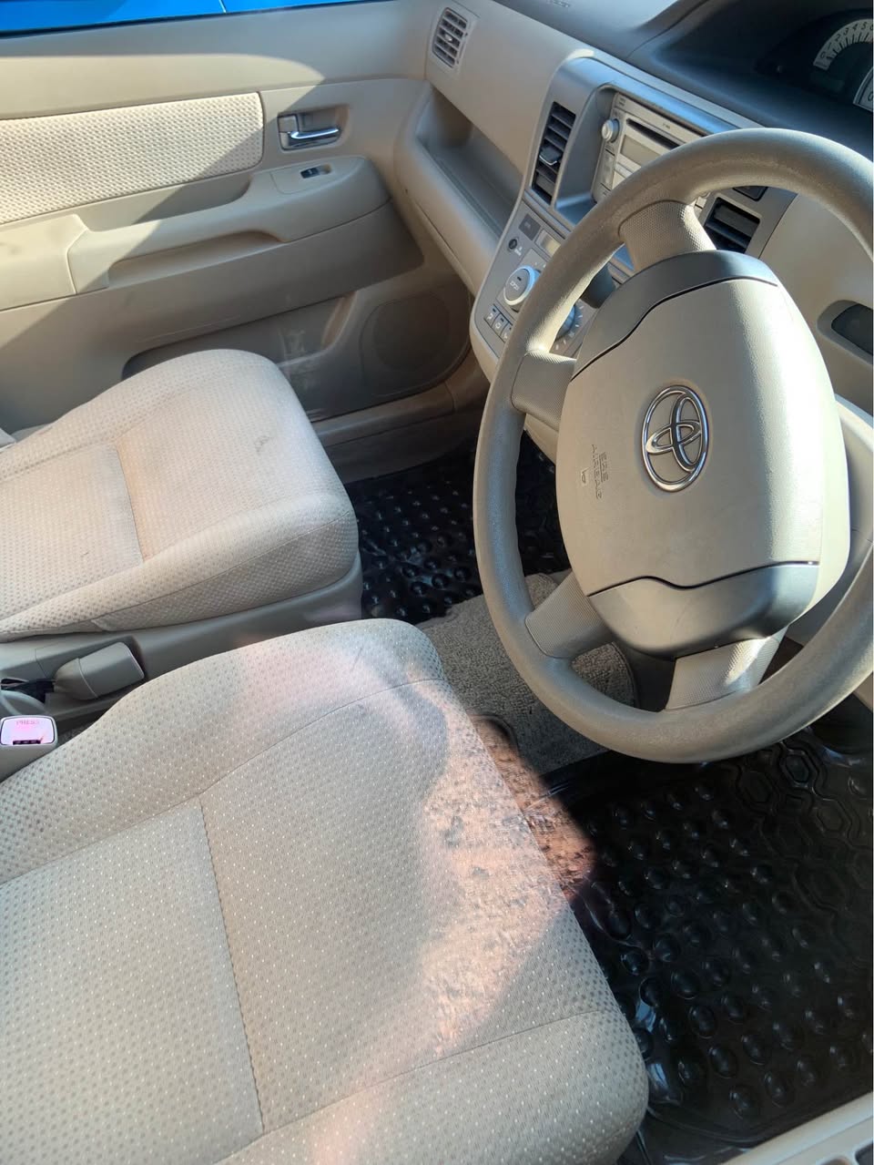 A picture of RAUM New shape Fuel saving Cream interior 0750147312. Call or