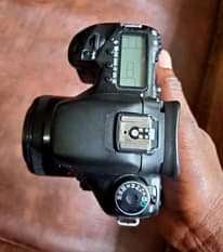 A picture of Canon 7d Nauza body pekeake pamoja na chaja na betri