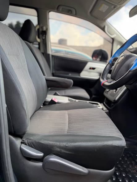 A picture of Toyota Noah SI 2012