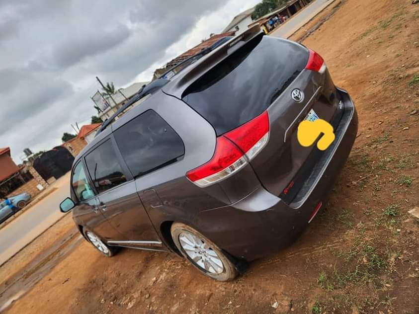 A picture of Lesser than 2years used xle 2013 toyota sienna..Barely driven..100 firstbody
