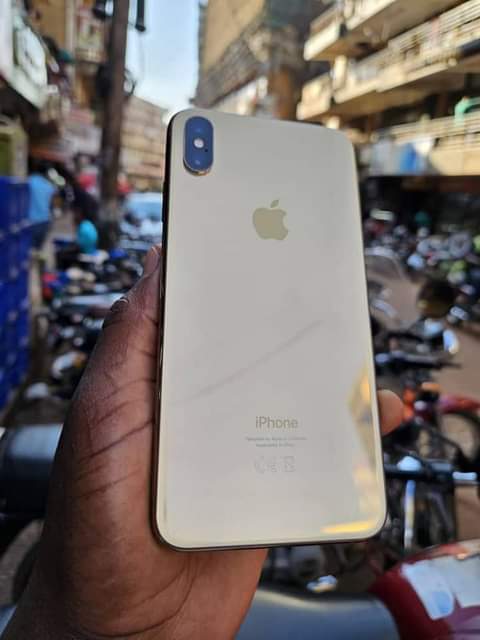 A picture of Iphone xs max 850000shs