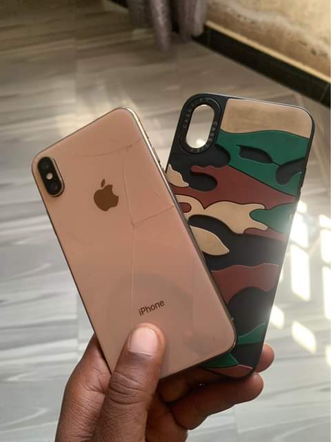 A picture of iPhone XS 64GB