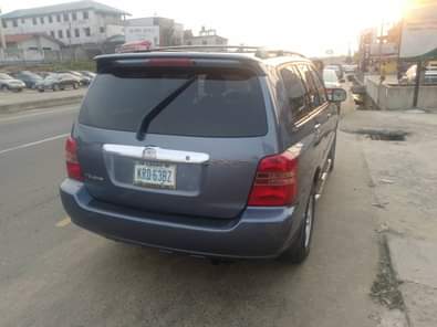 A picture of This Toyota Highlander 2004 model very clean ride everything is