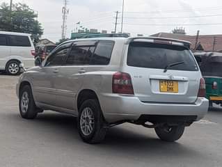A picture of Toyota kluger V silver Make 2003 model Engine 2360 2az