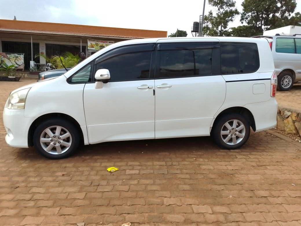 A picture of 2009 Toyota Noah 2009