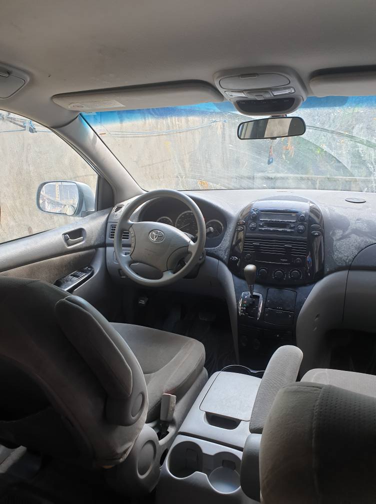 A picture of 04 Toyota Sienna