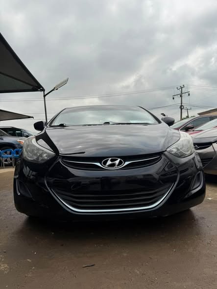 A picture of Hyundai Elantra 2012