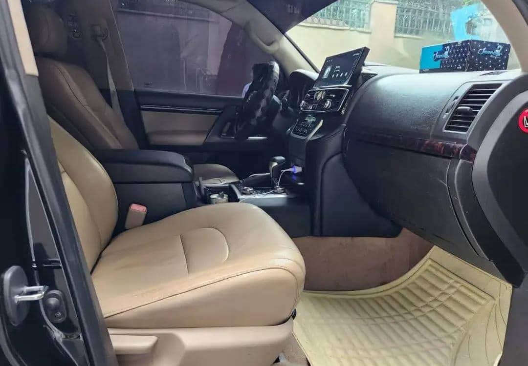 A picture of TOYOTA LANDCRUISER 2020 MODEL 7TH ANN BOUGHT BRAND NEW 08038959545