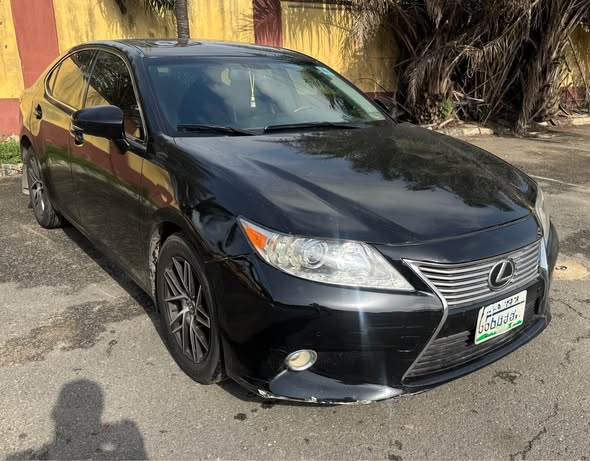 A picture of 2013 Lexus ES 13M