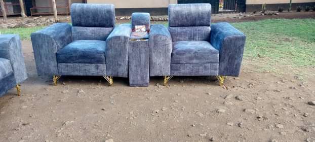 A picture of sofa seti na single