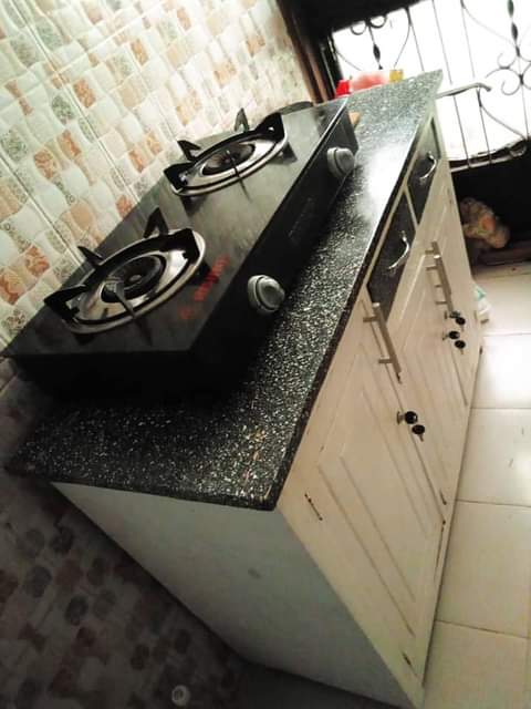A picture of Kitanda godoro na meza