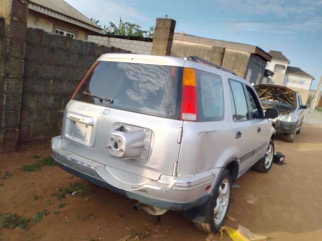 A picture of Honda crv 2002 model first body pan