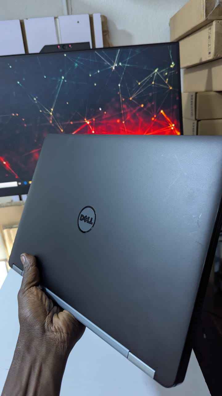 A picture of Dell 7390 i5 8th Gen touch screen 8gb ram 256ssd