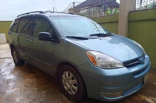 A picture of Naija used Toyota Sienna 2004.