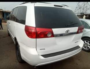 A picture of Toyota Sienna 05