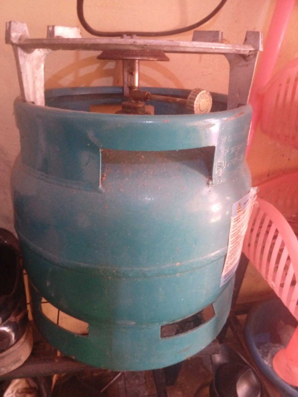A picture of Gass with cylinder