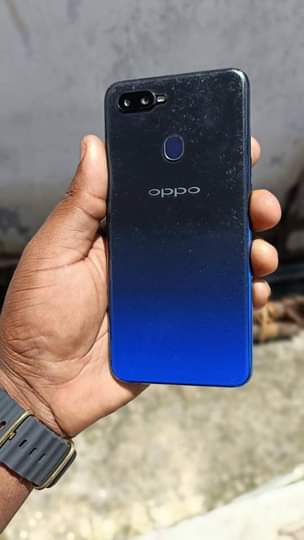 A picture of Oppo storage128 ram4 inakreck mbili nyembamba hazisumbui