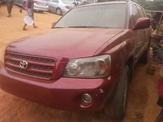 A picture of TOYOTA HIGHLANDER 2005 PRICE 5.3M LOCTAION IKEJA CONTACT 09067100690 BUYER