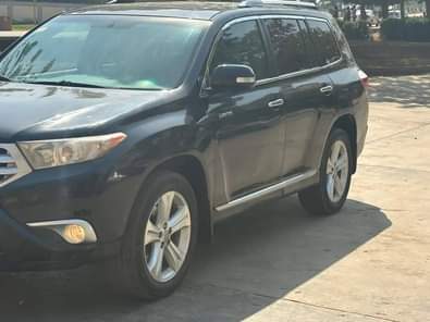 A picture of 2012 Model Toyota Highlander limited edition full option with reverse