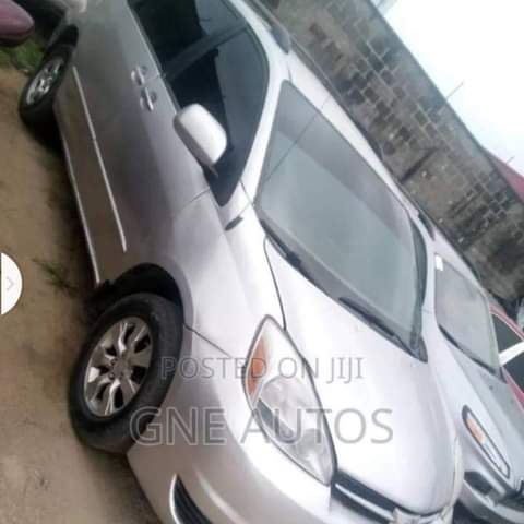 A picture of 2005 Sienna Toyota 7