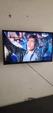A picture of Original samsung tv with a line in screen but working