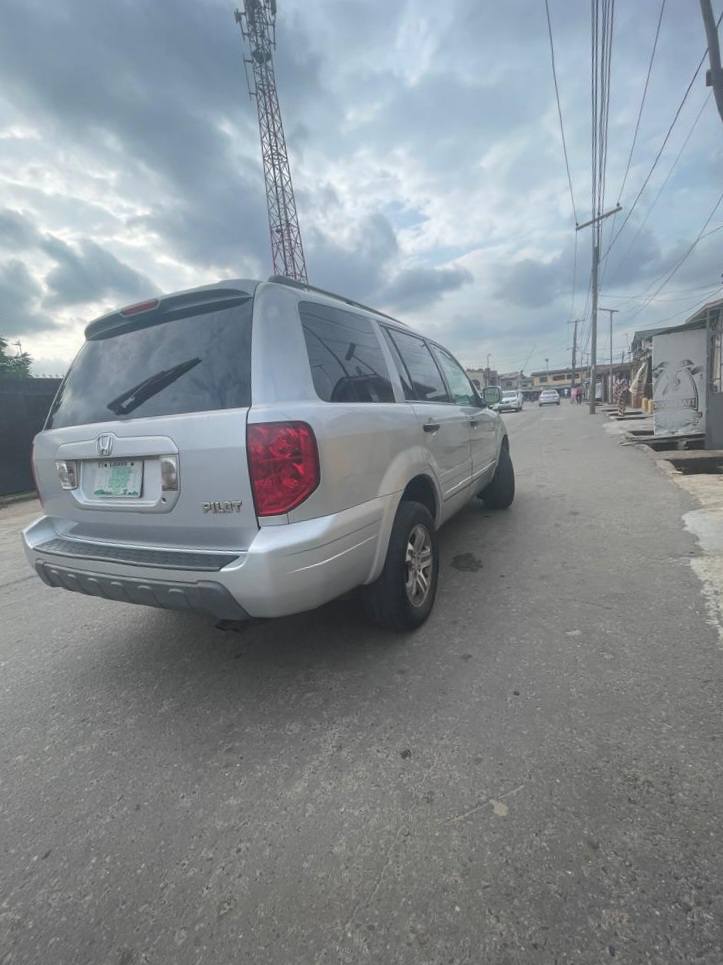 A picture of HONDA PILOT 2005 MODEL REGISTERED SUPER CLEAN CAR NOTHING TO