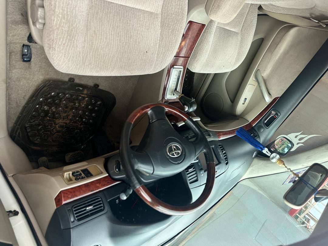 A picture of Toyota premio.