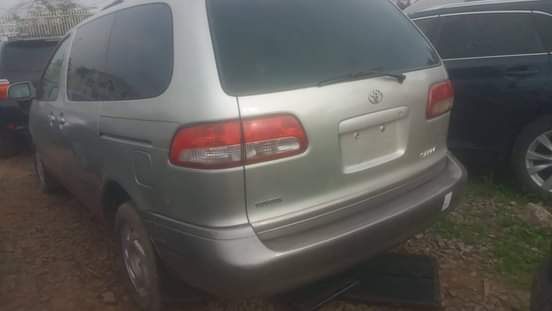 A picture of 2001 Toyota Sienna