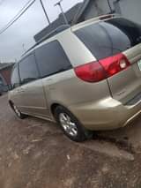 A picture of body Toyota sienna 2006 2007