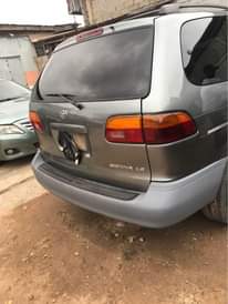 A picture of Toyota Sienna 2000