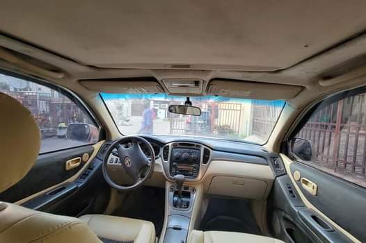 A picture of 2004 TOYOTA HIGHLANDER FOR SALE 3M