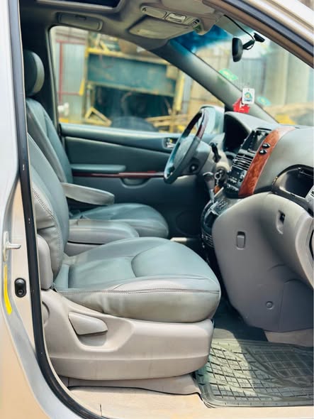 A picture of TOYOTA SIENNA XLE 2006